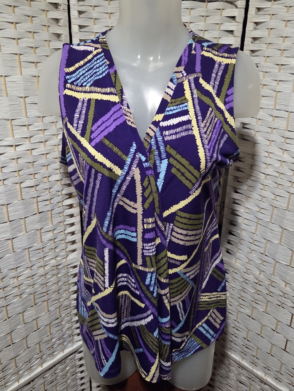 Dana Buchman Sleeveless V-Neck Geometric Print Top in Purple - Picture 2 of 5